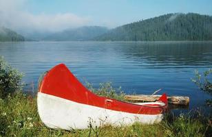 canoa cerca del lago