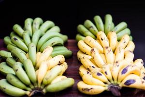plátanos verdes y amarillos frutas en el mercado