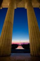 Monumento de Washington al amanecer a través de la piscina reflectante
