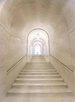 larga escalera de granito en el edificio de la corte suprema de estados unidos foto