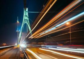 los senderos de luz en el puente de moscú en kiev en la noche