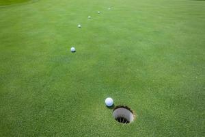 golf poniendo bolas verdes foto