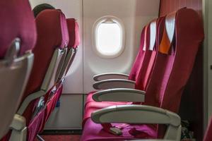 asientos vacíos de aviones y ventanas. foto