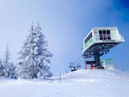 teleférico de telesilla y pistas de esquí en las montañas foto