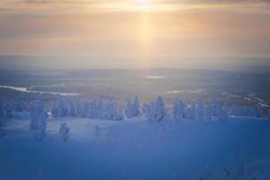 hermoso y vibrante paisaje soleado de invierno escandinavo de la estación de esquí foto