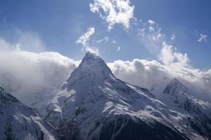 montañas nubladas montañas del Cáucaso, dombay. foto