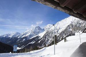 hermosa vista desde una cabaña de esquí en austria foto