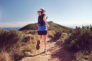 mujer de trail running