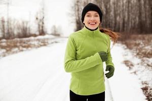 mujer corriendo en invierno