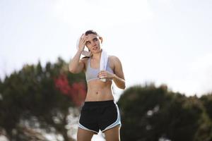 mujer refrescante atfer corriendo