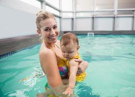 bonita madre y bebé en la piscina foto