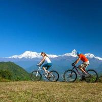 Familia biker en las montañas del Himalaya, región de Anapurna