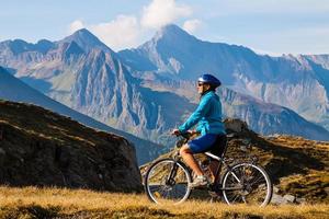 mujer ciclista en alta montaña