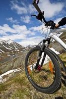 Vista del ciclista de montaña en el paisaje de Noruega foto