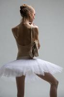 Retrato de joven bailarina en tutú blanco foto