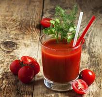 jugo de tomate fresco con hierbas y tomates, enfoque selectivo foto