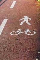Señales de bicicletas y senderos peatonales foto