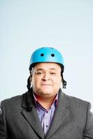 Hombre divertido con casco de ciclismo retrato personas reales de alta definición