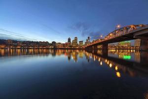 Horizonte del centro de Portland por el puente de Hawthorne en la hora azul foto