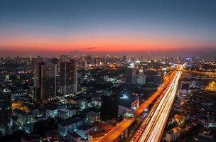 crepúsculo bangkok city road foto
