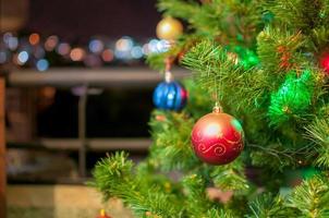 detalle del árbol de navidad con adornos y luces foto