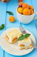 pastel de queso con albaricoques, postre de verano foto