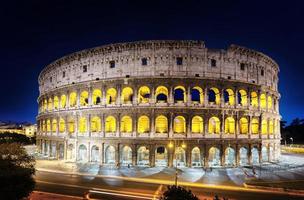 El Coliseo de noche, Roma, Italia foto