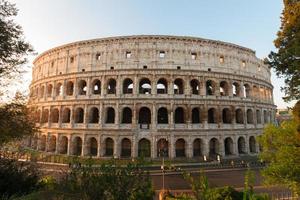 Coliseo al atardecer en Roma, Italia