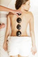 terapia de masaje con piedras calientes