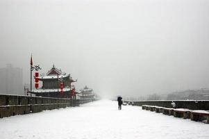 muralla de la ciudad de xi'an en día de nieve foto