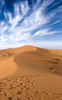 dunas del desierto del Sahara, dramáticas nubes blancas foto