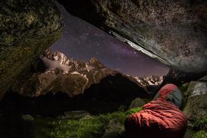 bivuac alpino, saco de dormir con bajo glaciar charpua