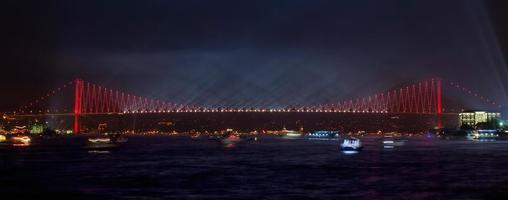 Puente del Bósforo en la noche - Estambul foto