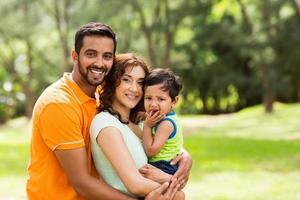 hermosa familia india al aire libre