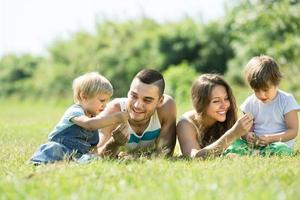 familia de cuatro en parque soleado foto
