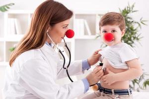 médico pediatra y paciente niño feliz foto