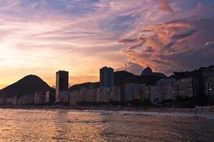 puesta de sol en la playa de copacabana foto