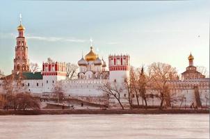 vista del día del convento de Moscú novodevichiy foto