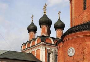 Alto monasterio de San Pedro en la calle Petrovka en Moscú foto