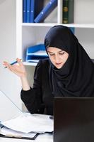 trabajando mujer musulmana foto