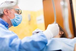 dentista curando a una paciente foto