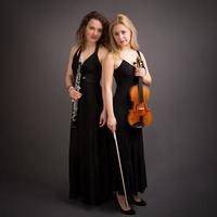 hermosa joven dúo de música clásica femenina foto