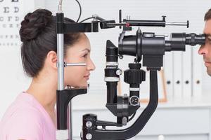 paciente femenino siendo examinado por un óptico