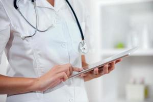 Doctora con tableta digital en el hospital