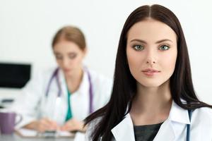 Retrato de la bella doctora morena medicina femenina foto