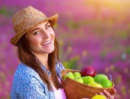 mujer alegre con frutos de manzana foto