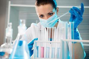 mujer científico trabajando en laboratorio