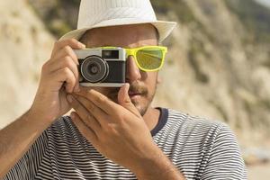 turista tomando una foto con cámara retro