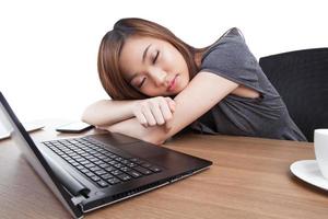 mujer de negocios joven durmiendo en el lugar de trabajo foto