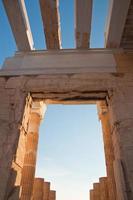 Detalle de las propilas en la Acrópolis de Atenas, Grecia.
